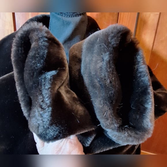 Vintage FAUX FUR coat Size 36" long, 28" pit-to-pit - Picture 6 of 15